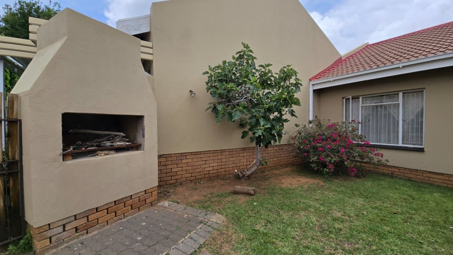 2 Bedroom Property for Sale in Langenhovenpark Free State